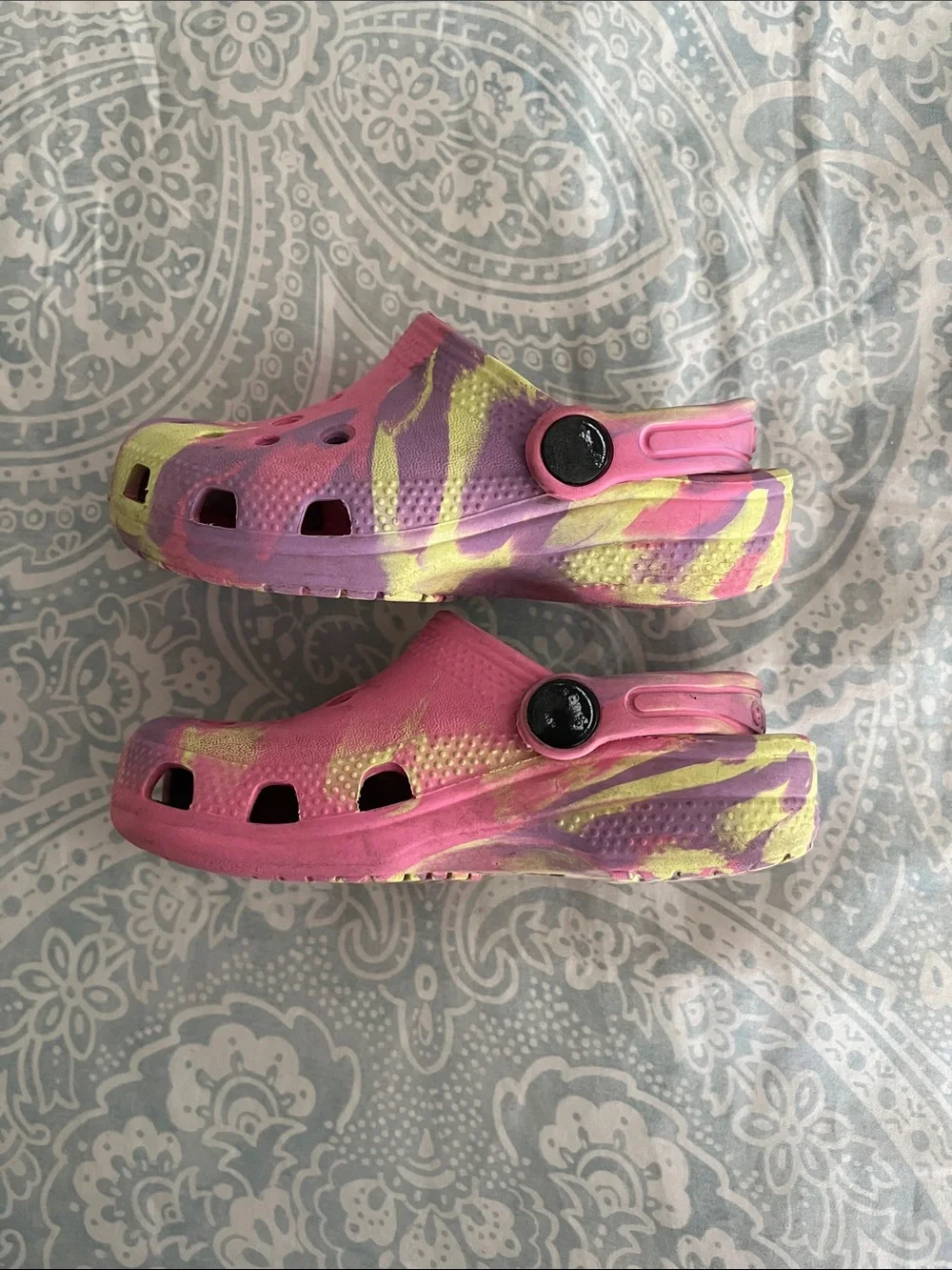 KIDS’ CLASSIC MARBLED CROCS